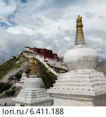 Stupas with Potala Palace in the background, Lhasa, Tibet, China (2012 год). Стоковое фото, агентство Ingram Publishing / Фотобанк Лори