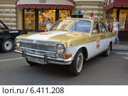 Советский автомобиль сопровождения Олимпиады-80 в Москве "Волга" ГАЗ-24 на ретроралли Gorkyclassic около ГУМа, Москва, вид спереди (2014 год). Редакционное фото, фотограф Малышев Андрей / Фотобанк Лори