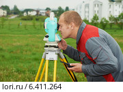 surveyor works with theodolite. Стоковое фото, фотограф Дмитрий Калиновский / Фотобанк Лори