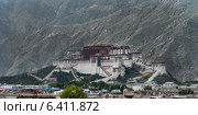 View of the Potala Palace in front of mountains, Lhasa, Tibet, China (2012 год). Стоковое фото, агентство Ingram Publishing / Фотобанк Лори