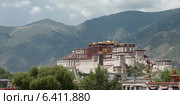 View of the Potala Palace with mountains in the background, Lhasa, Tibet, China (2012 год). Стоковое фото, агентство Ingram Publishing / Фотобанк Лори