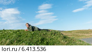 Girl lying on the grass, Witless Bay, Avalon Peninsula, Newfoundland And Labrador, Canada. Стоковое фото, агентство Ingram Publishing / Фотобанк Лори