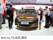 Toyota Venza. Московский международный автомобильный салон 2014. Редакционное фото, фотограф Сергей Лаврентьев / Фотобанк Лори