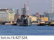 Санкт-Петербург. Буксировка крейсера "Аврора" для планового ремонта в Кронштадт (2014 год). Редакционное фото, фотограф Александр Тарасенков / Фотобанк Лори