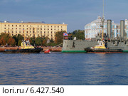 Санкт-Петербург. Подготовка крейсера "Аврора" к буксировке в для планового ремонта в Кронштадт (2014 год). Редакционное фото, фотограф Александр Тарасенков / Фотобанк Лори