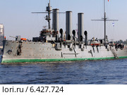 Санкт-Петербург. Крейсер "Аврора". Переход по Неве на буксире для планового ремонта в Кронштадт (2014 год). Редакционное фото, фотограф Александр Тарасенков / Фотобанк Лори
