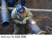 Газосварщик обрезает трубопровод (2014 год). Редакционное фото, фотограф Дмитрий Сакретарев / Фотобанк Лори