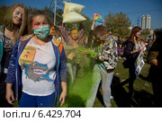 Большой московский флешмоб битва подушками и фестиваль красок в Парке 50-летия Октября (2014 год). Редакционное фото, фотограф Николай Винокуров / Фотобанк Лори