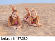 two happy girls on the beach. Стоковое фото, фотограф Майя Крученкова / Фотобанк Лори