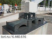 Макет Каменного моста у Арочного пешеходного моста. Тарту. Эстония (2014 год). Редакционное фото, фотограф Александр Щепин / Фотобанк Лори