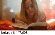 Девушка читает книгу. Стоковое видео, видеограф Валерия Лузина / Фотобанк Лори