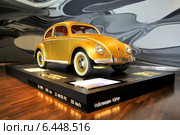 Автомобиль Volkswagen Kaefer в технопарке Autostadt, Вольфсбург, Германия (2014 год). Редакционное фото, фотограф Art Konovalov / Фотобанк Лори