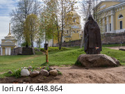 Нило-Столобенская Пустынь. Памятник преподобному Нилу. (2009 год). Редакционное фото, фотограф Александр Антонников / Фотобанк Лори