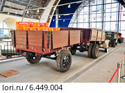 Грузовик УралЗиС-355М с одноосным прицепом на ВДНХ в павильоне №32 "Космос" (2014 год). Редакционное фото, фотограф Алёшина Оксана / Фотобанк Лори