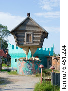 Избушка на курьих ножках. Поселок Ульяновка (2014 год). Редакционное фото, фотограф Александр Щепин / Фотобанк Лори