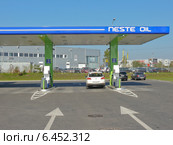 Бензозаправка компании "Несте" (Neste Oil) (2014 год). Редакционное фото, фотограф Шевцова Анна / Фотобанк Лори