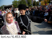 Мужчина и женщина в осетинских народных костюмах танцуют в парке "Музеон" во время фестиваля осетинской культуры "Фарн" в городе Москве, Россия (2014 год). Редакционное фото, фотограф Николай Винокуров / Фотобанк Лори