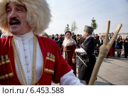 Мужчина и женщина в осетинских народных костюмах танцуют в парке "Музеон" во время фестиваля осетинской культуры "Фарн" в городе Москве, Россия (2014 год). Редакционное фото, фотограф Николай Винокуров / Фотобанк Лори