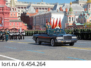 Празднование Дня Победы на Красной площади в Москве. Командовал парадом генерал-полковник Олег Салюков - главнокомандующий Сухопутными войсками России (2014 год). Редакционное фото, фотограф Игорь Долгов / Фотобанк Лори