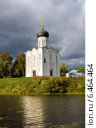 Церковь Покрова Пресвятой Богородицы на реке Нерли. Владимирская область. Боголюбово. Россия (2014 год). Редакционное фото, фотограф Сергей Лаврентьев / Фотобанк Лори