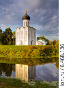 Церковь Покрова на Нерли. Боголюбово. Россия (2014 год). Редакционное фото, фотограф Сергей Лаврентьев / Фотобанк Лори