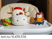 Стульчик для кормления Peg-Perigo Tatamia, игрушки корова и кот (из мультфильма про попугая Кешу) (2014 год). Редакционное фото, фотограф Чабан Игорь Владимирович / Фотобанк Лори