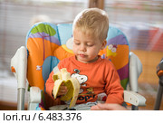 Little boy eating. Стоковое фото, агентство BE&W Photo / Фотобанк Лори