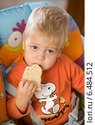 Little boy eating. Стоковое фото, агентство BE&W Photo / Фотобанк Лори