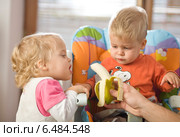 Children having a meal. Стоковое фото, агентство BE&W Photo / Фотобанк Лори