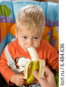 Little boy eating. Стоковое фото, агентство BE&W Photo / Фотобанк Лори