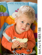 Little boy eating. Стоковое фото, агентство BE&W Photo / Фотобанк Лори