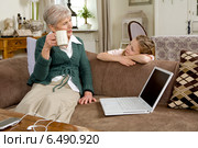 Grandmother spending time with her granddaughter. Стоковое фото, агентство BE&W Photo / Фотобанк Лори