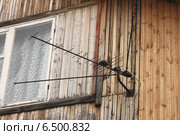 Телевизионная антенна на деревянной стене сельского дома. Стоковое фото, фотограф Сергей Суслов / Фотобанк Лори