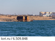 Понтоны от подъема ЛК "Новороссийск" на причале танкового полигона (2014 год). Редакционное фото, фотограф Алексей Шматков / Фотобанк Лори
