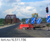 Ремонтные работы на шоссе рядом с мостом через реку Угра, Калужская область (2009 год). Стоковое фото, фотограф lana1501 / Фотобанк Лори