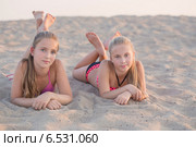 two happy girls on the beach. Стоковое фото, фотограф Майя Крученкова / Фотобанк Лори