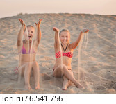 two happy girls on the beach. Стоковое фото, фотограф Майя Крученкова / Фотобанк Лори