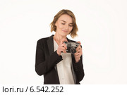 Молодая девушка со старым фотоаппаратом на белом фоне. Стоковое фото, фотограф Эльвира Гумирова / Фотобанк Лори