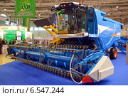 Комбайн "Агромаш-4000" на выставке "Золотая осень-2014" (Москва, ВВЦ) Редакционное фото, фотограф Александр Замараев / Фотобанк Лори