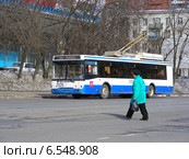 Пешеход переходит дорогу в неположенном месте, Первомайская улица, Москва (2011 год). Редакционное фото, фотограф lana1501 / Фотобанк Лори