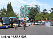 Привокзальная площадь с иногородними автобусами в городе Сочи (2013 год). Редакционное фото, фотограф Григорий Писоцкий / Фотобанк Лори