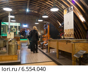 Посетители в зале музея сыра в городе Алкмар, Нидерланды (2014 год). Редакционное фото, фотограф Максим Гулячик / Фотобанк Лори