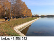 Большой Дворцовый (Кусковский) пруд осенью, Москва (2014 год). Редакционное фото, фотограф Алексей Гусев / Фотобанк Лори