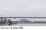 Движение автомобилей по Большому Обуховскому вантовому мосту, Санкт-Петербург, таймлапс (2014 год). Стоковое видео, видеограф Кекяляйнен Андрей / Фотобанк Лори