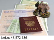 Паспорт, домик, сертификат на материнский капитал, свидетельства о рождении и страховые свидетельства. Стоковое фото, фотограф Алексей Карпов / Фотобанк Лори