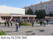 Родители стоят в очереди за сезонным абонементом в бассейн для дошкольников, Санкт-Петербург (2014 год). Редакционное фото, фотограф Кекяляйнен Андрей / Фотобанк Лори