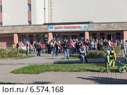 Продажа детского сезонного абонемента в бассейн, очередь около входа в здание. Санкт-Петербург (2014 год). Редакционное фото, фотограф Кекяляйнен Андрей / Фотобанк Лори