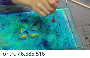 Детская рука рисует маленькое красное сердечко на воде. Живопись Эбру. Стоковое видео, видеограф Кекяляйнен Андрей / Фотобанк Лори