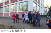Группа детского садика идет на прогулку во главе с воспитателем (2014 год). Редакционное видео, видеограф Кекяляйнен Андрей / Фотобанк Лори