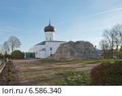 Церковь Рождества Пресвятой Богородицы Снетогорского монастыря с руинами Вознесенской церкви-колокольни (Псков) (2014 год). Стоковое фото, фотограф Валентина Троль / Фотобанк Лори
